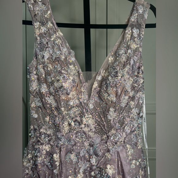 ✨Host Pick✨ A-line gown with embroidered flowers and intricate beading - Picture 9 of 9